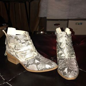 Snake style bootie